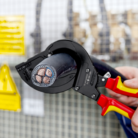 Cutting armoured outlet cable