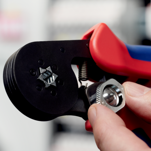 Knipex Pince à sertir auto-ajustable pour embouts de câble avec accès  latéral brunie, avec gaines bi-matière 180 mm 97 53 04